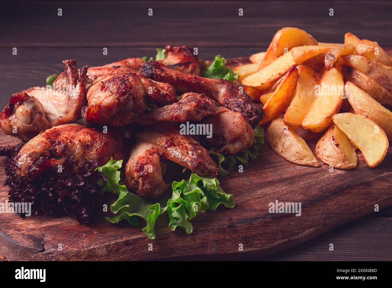 Ailes de poulet frites, avec pommes de terre, et épices, maison, restauration rapide, personne Banque D'Images