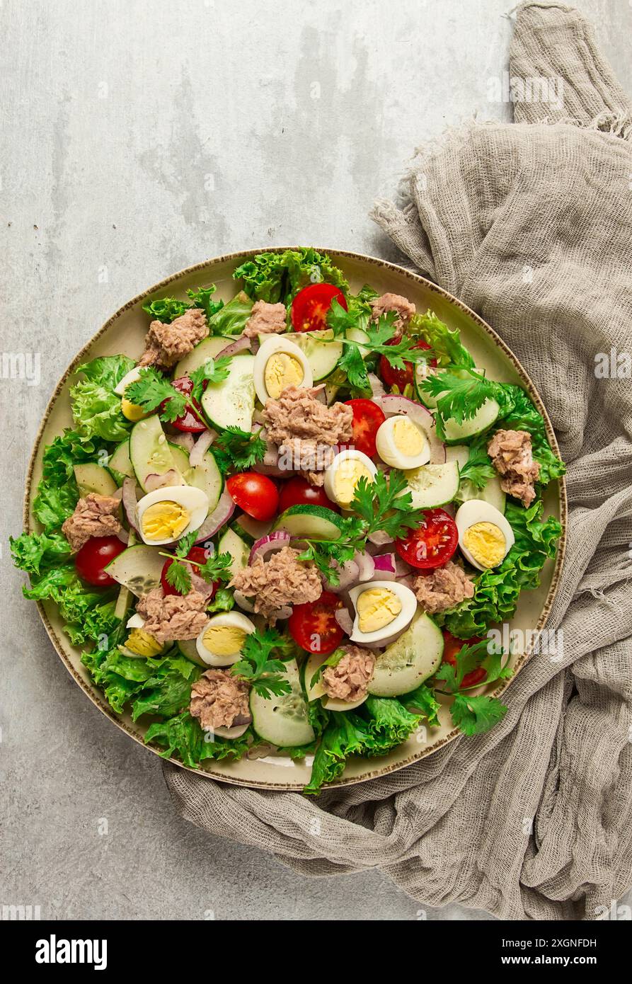 Salade de thon, salade de légumes avec œufs de caille, laitue, oignon rouge et concombres, sur une table gris clair, céto-nourriture, style de vie, alimentation saine, sélective Banque D'Images