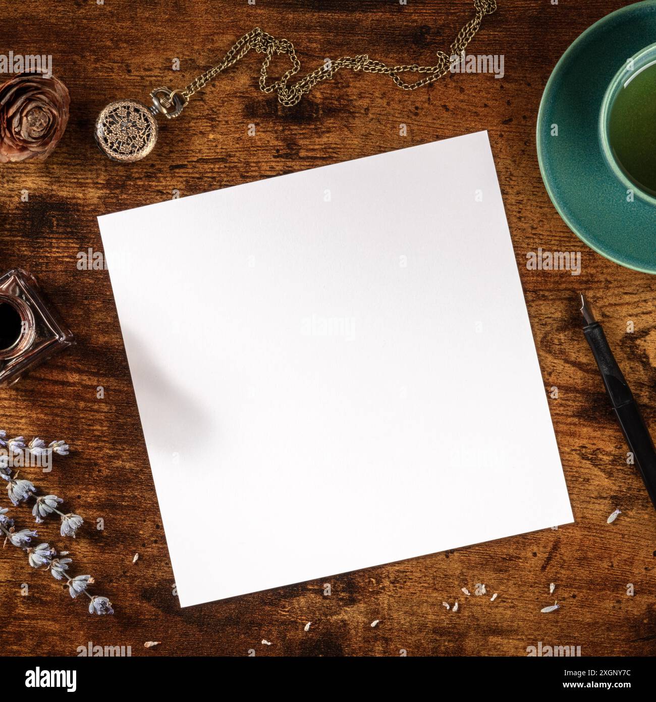 Maquette de papeterie carrée ou carte de vœux ou invitation de mariage, prise de vue par le dessus avec espace de copie Banque D'Images Maquette de papeterie carrée ou carte de vœux ou invitation de mariage, prise de vue par le dessus avec espace de copie Banque D'Images