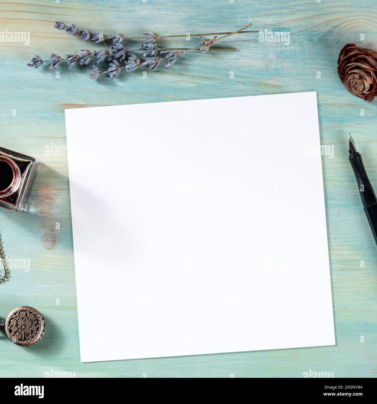 Carte de vœux carrée ou modèle d'invitation, prise par le dessus avec un endroit pour le texte et la lavande Banque D'Images Carte de vœux carrée ou modèle d'invitation, prise par le dessus avec un endroit pour le texte et la lavande Banque D'Images