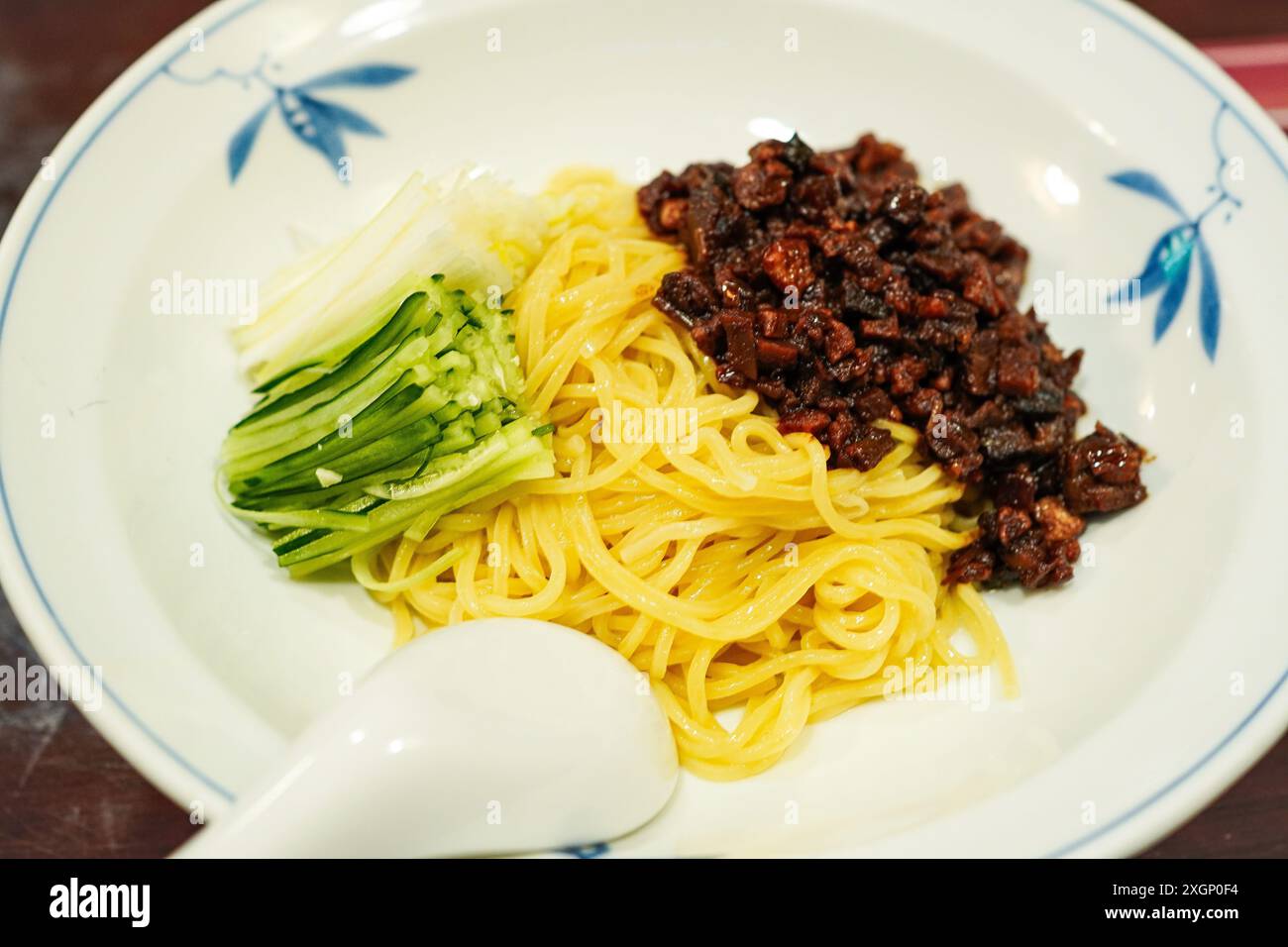 Zhajiangmian (nouilles de style Pékin), nouilles chinoises Banque D'Images