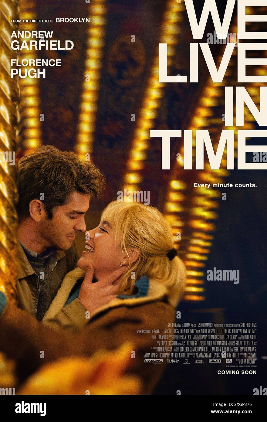 We Live in Time (2024) réalisé par John Crowley et mettant en vedette Florence Pugh, Andrew Garfield et Adam James. Un chef prometteur et un récent divorcé trouvent leur vie changée à jamais lorsqu'une rencontre fortuite les rassemble, dans une romance profondément émouvante qui s'étend sur dix ans. Affiche internationale ***USAGE ÉDITORIAL SEULEMENT***. Crédit : BFA / StudioCanal Banque D'Images