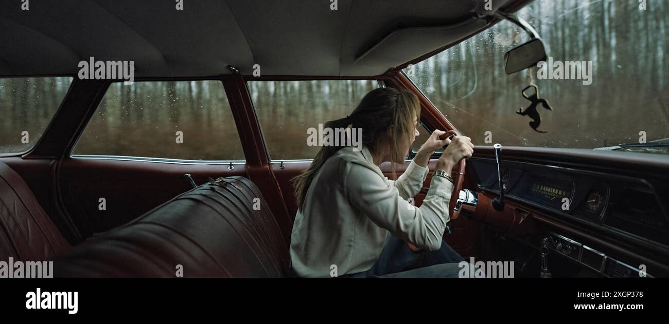 Longlegs (2024) réalisé par Oz Perkins et mettant en vedette Maika Monroe dans le rôle de l'agent du FBI Lee Harker assigné à une affaire de tueur en série non résolue qui prend des tournures inattendues, révélant des preuves de l'occulte. Harker découvre un lien personnel avec le tueur et doit l'arrêter avant qu'il ne frappe à nouveau. Publicité encore ***USAGE ÉDITORIAL SEULEMENT***. Crédit : BFA / Neon Banque D'Images