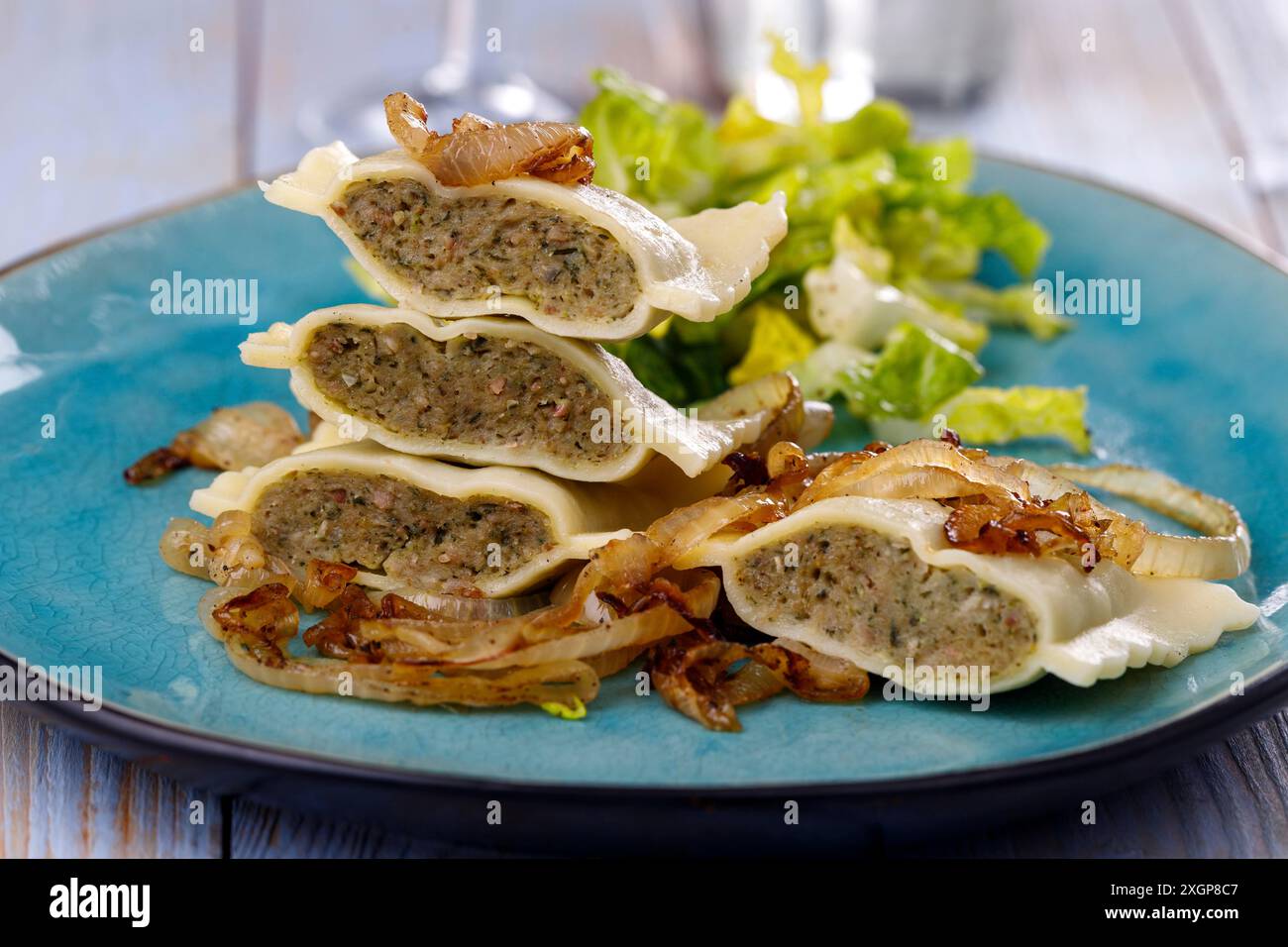 Moitiés de pâtes souabes maultaschen avec salade Banque D'Images