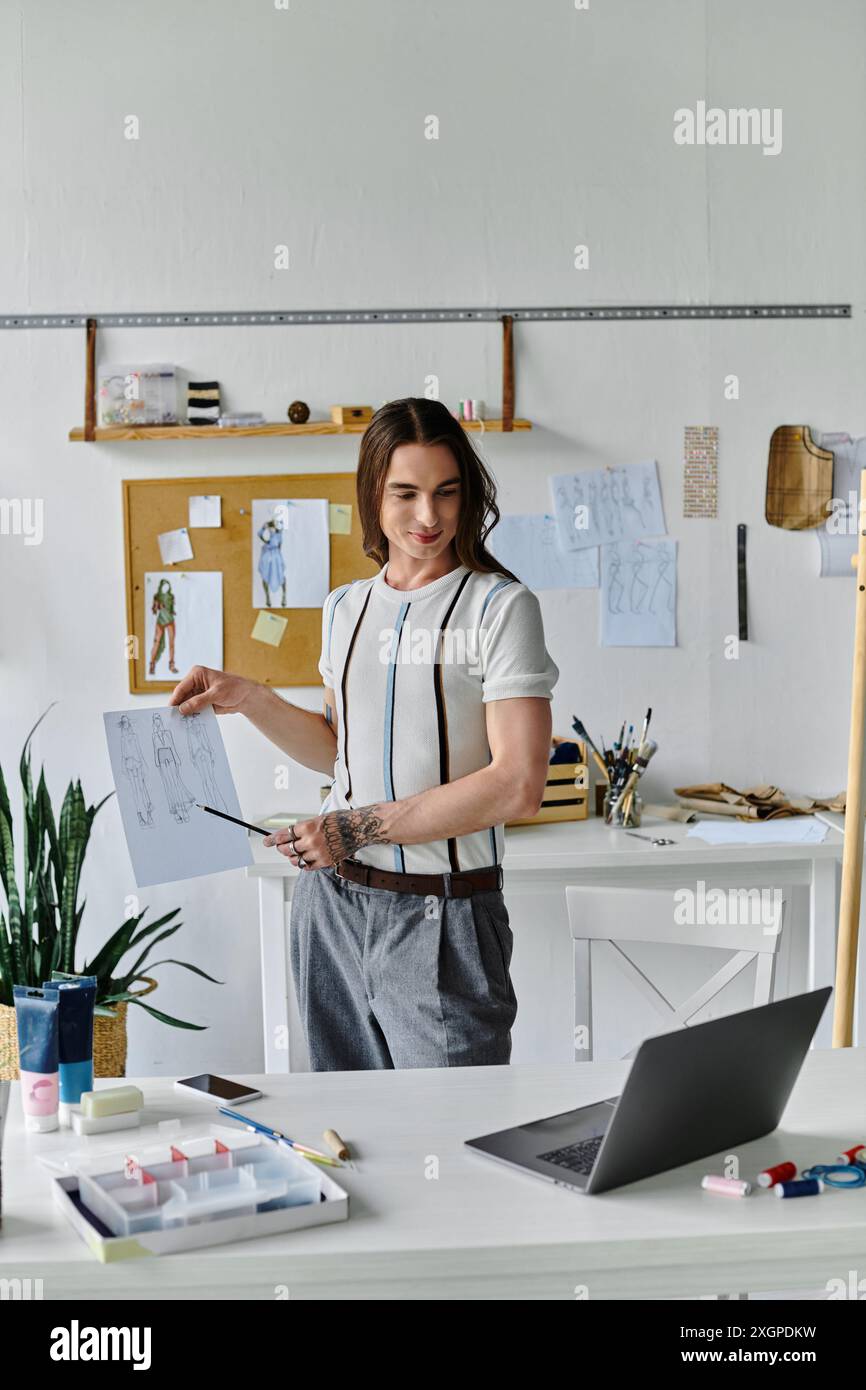 Un jeune homme, spécialiste de la restauration de vêtements DIY, montre à un client un design dans son atelier, promouvant une mode durable. Banque D'Images
