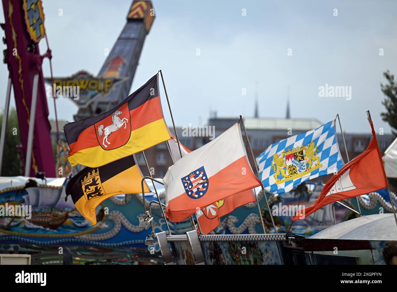 Duesseldorf, Allemagne. 10 juillet 2024. Des drapeaux flottent sur le terrain de la Foire du Rhin de Düsseldorf. La Foire du Rhin a lieu à Düsseldorf du 12 au 21 juillet. Crédit : Federico Gambarini/dpa/Alamy Live News Banque D'Images