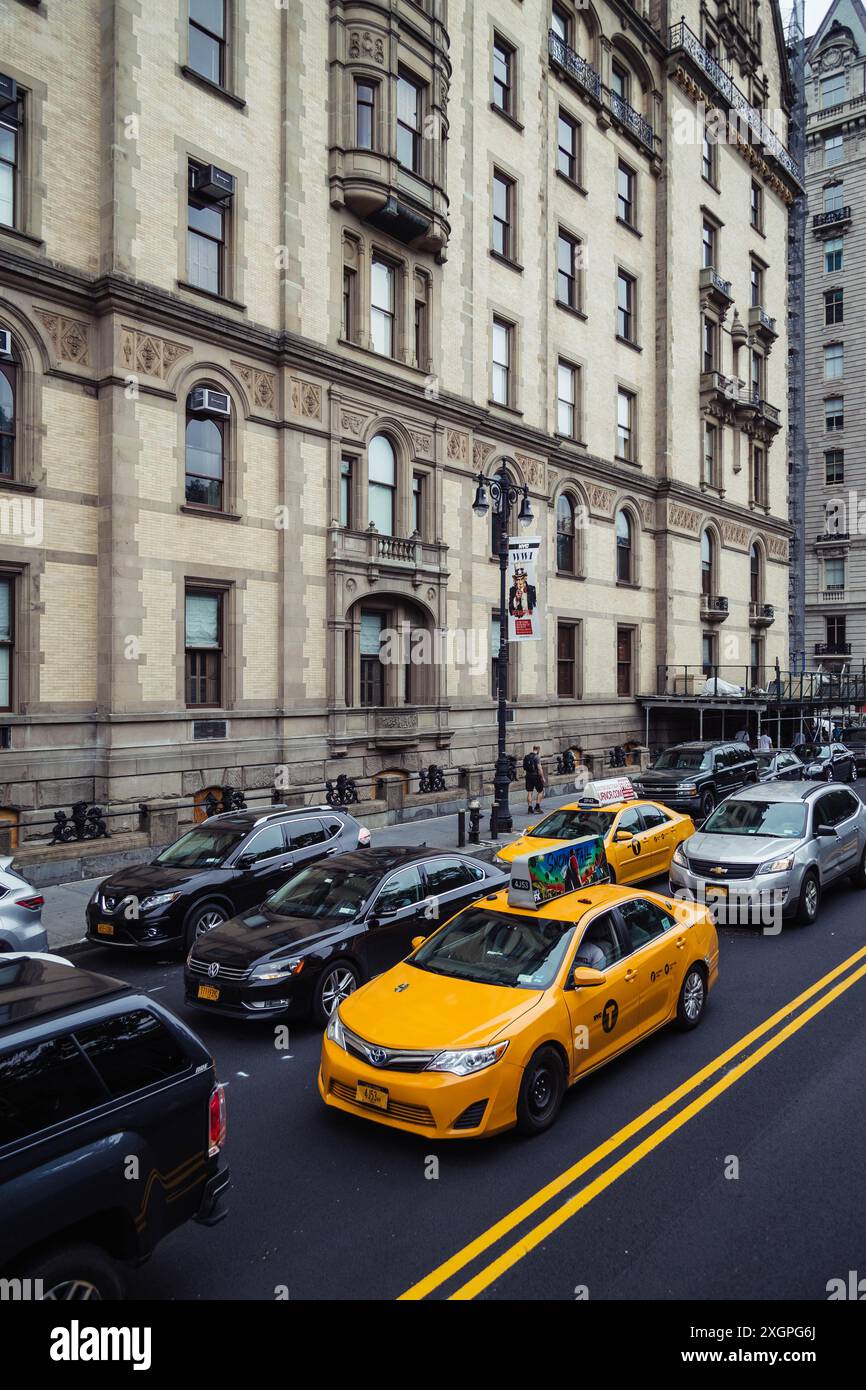 Vue surélevée d'un taxi jaune dans les rues de New York Banque D'Images