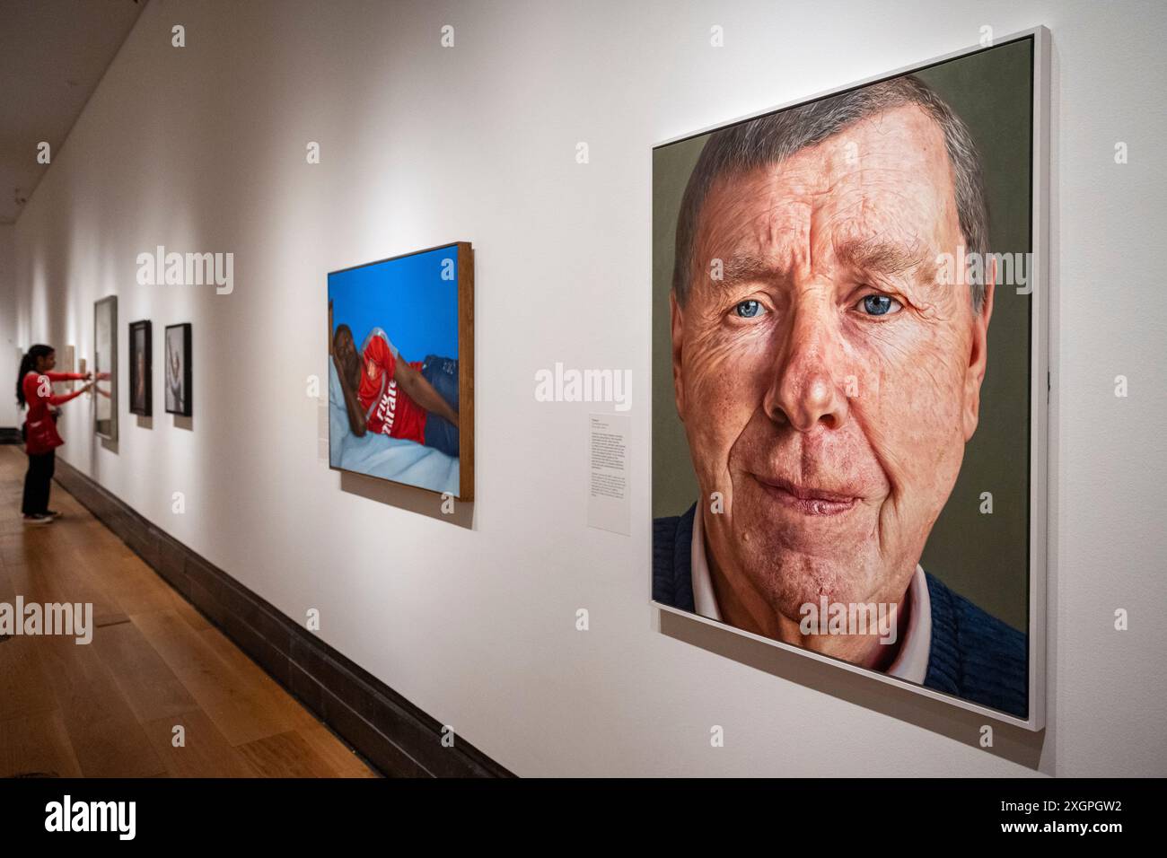Londres, Royaume-Uni. 10 juillet 2024. (R) 'Francis', 2024, par Stephen Johnston en avant-première du Herbert Smith Freehills Portrait Award 2024. Le prix de peinture annuel revient à la National Portrait Gallery pour la première fois depuis 2019, avec 50 portraits d'une sélection internationale d'artistes. Présentant le meilleur du portrait contemporain, les œuvres sont exposées du 11 juillet au 27 octobre 2024. Credit : Stephen Chung / Alamy Live News Banque D'Images