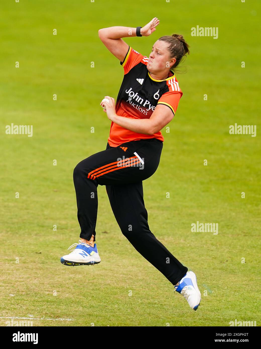 Cheltenham, Royaume-Uni, 10 juillet 2024. Le Blaze's Grace Ballinger Bowling lors du match Rachael Heyhoe Flint Trophy entre Western Storm et les Blaze. Crédit : Robbie Stephenson/Western Storm/Alamy Live News Banque D'Images