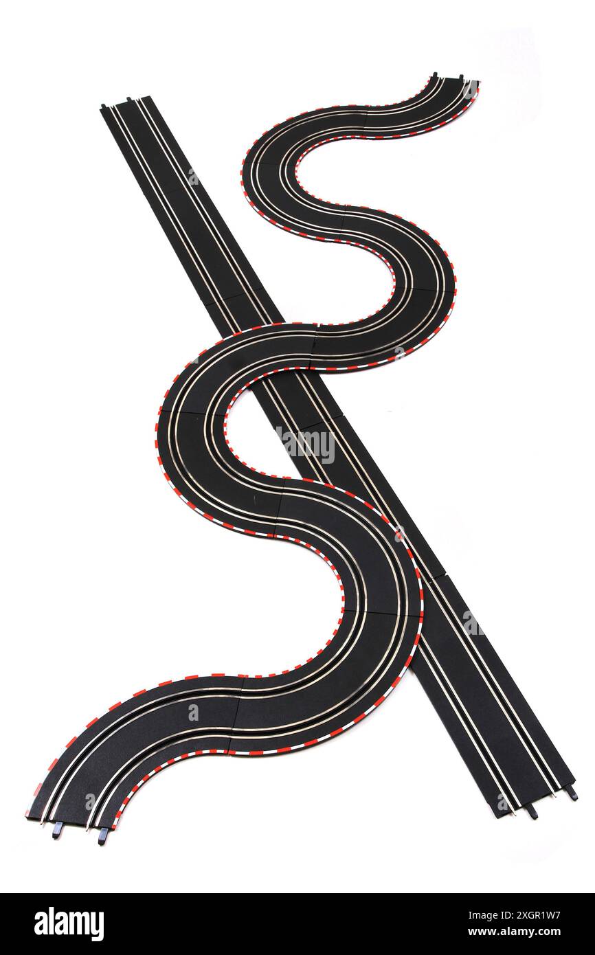 piste de course de voiture jouet isolée sur le fond blanc Banque D'Images