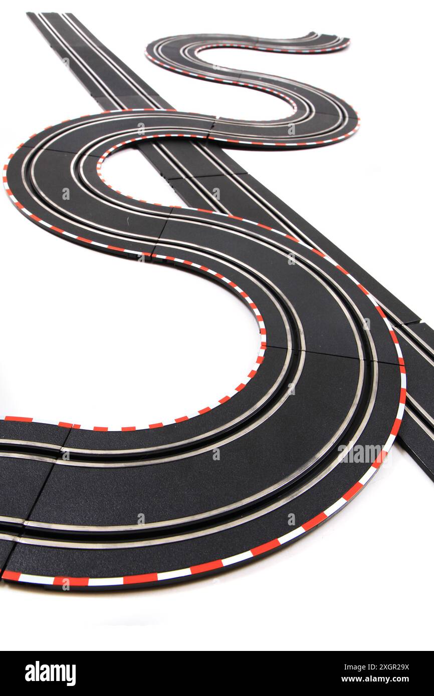 piste de course de voiture jouet isolée sur le fond blanc Banque D'Images