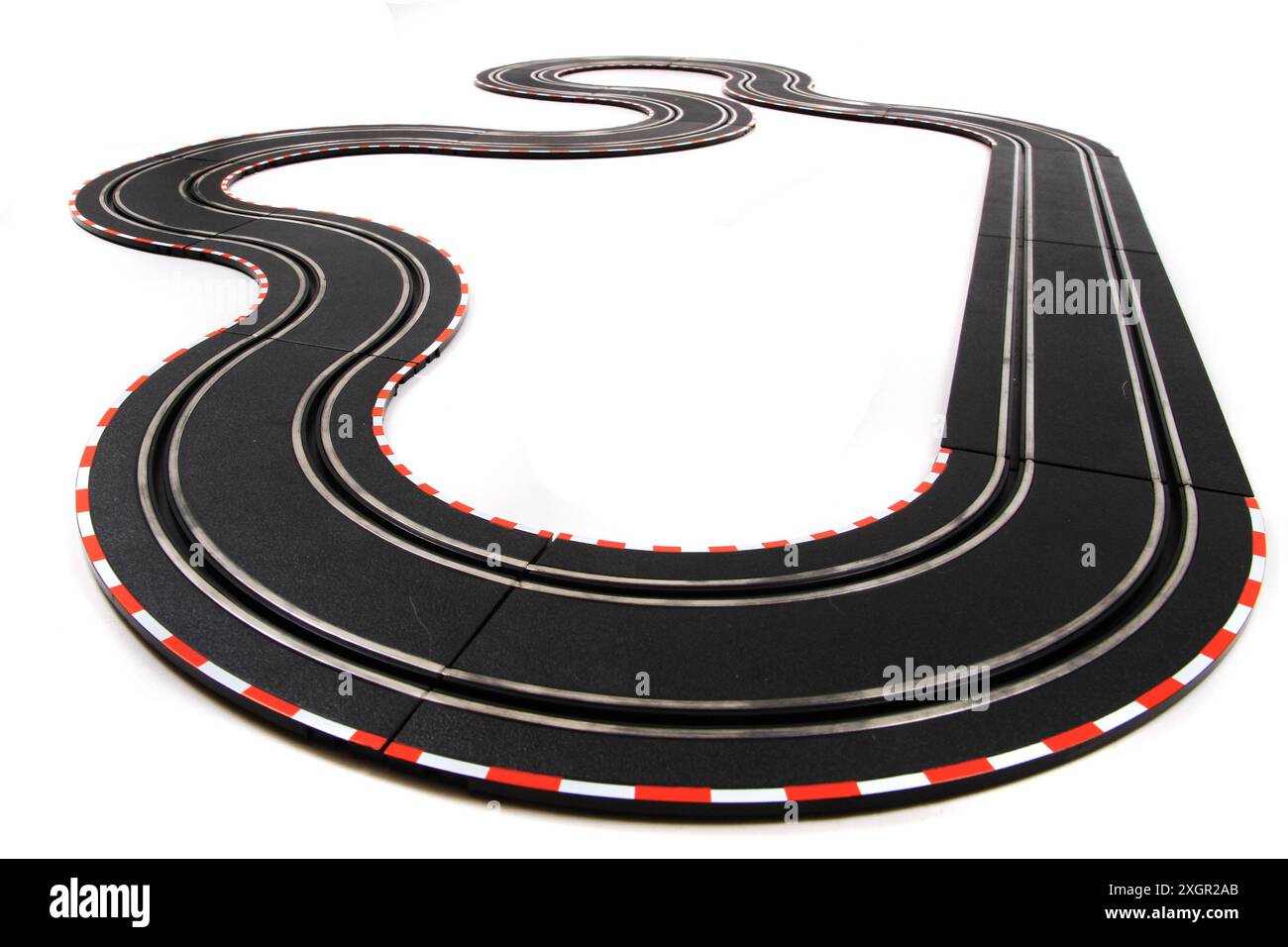 piste de course de voiture jouet isolée sur le fond blanc Banque D'Images