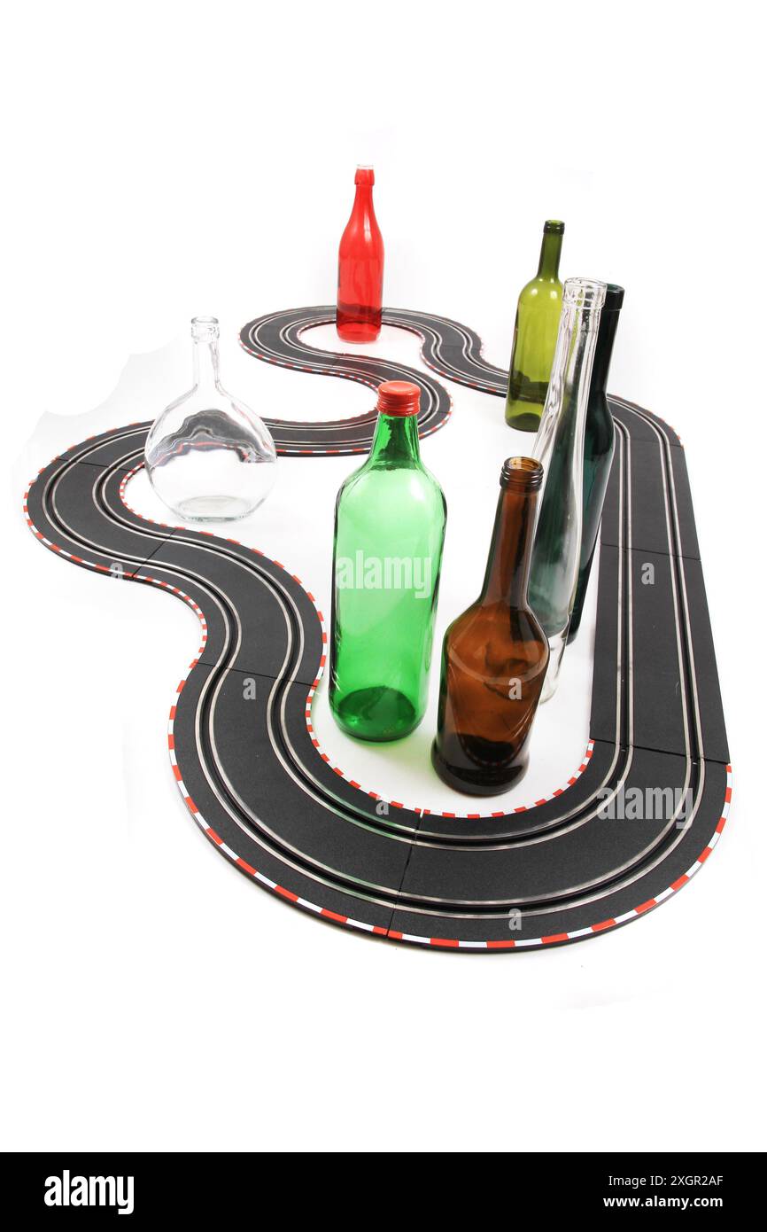 piste de course de voitures électriques jouet avec bouteilles vides Banque D'Images