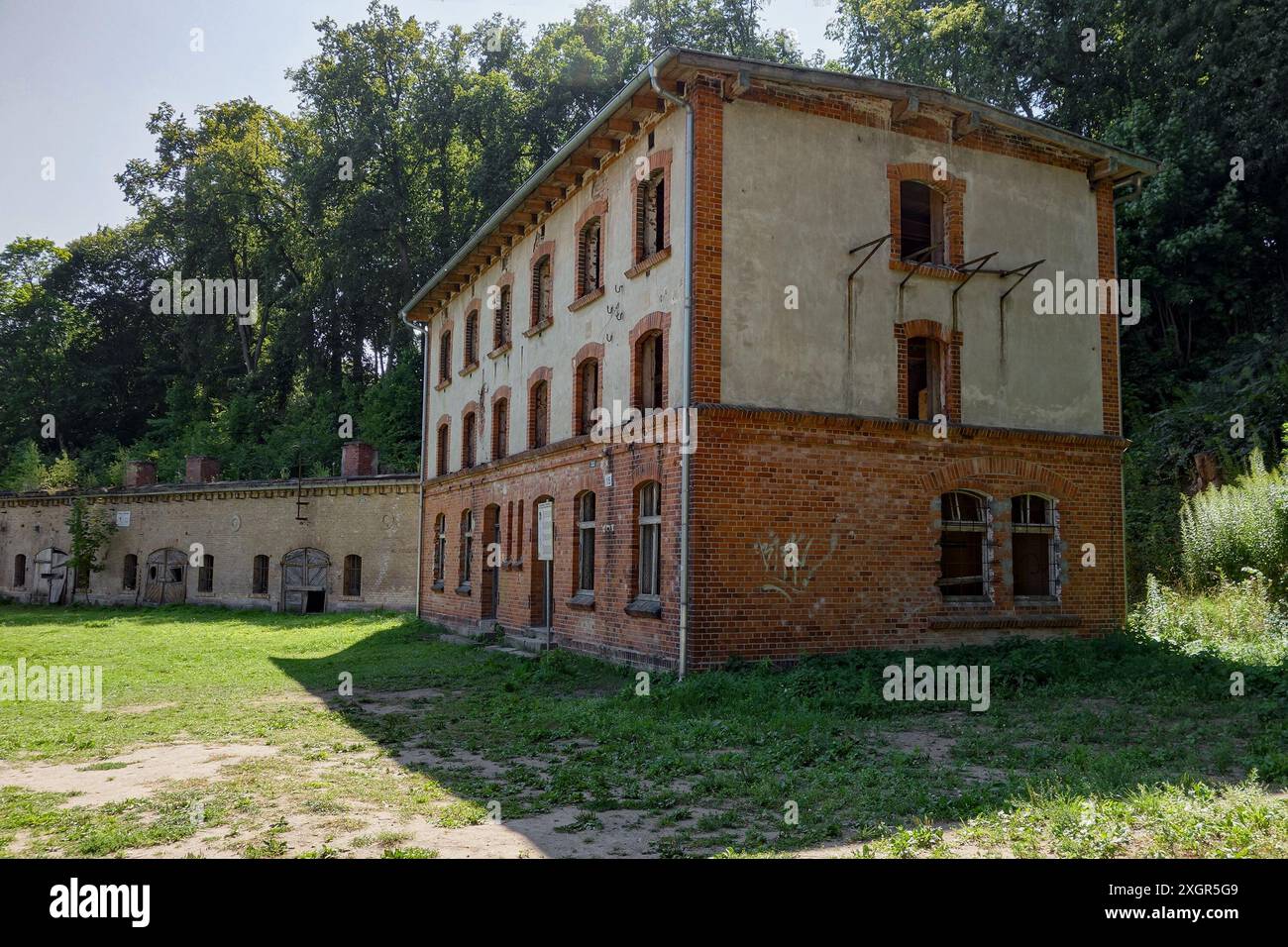 GIZYCKO, POLOGNE - 11 AOÛT 2015 : ruine de Stacja golebi pocztowych bâtiment, maison des pigeons post-homing dans la forteresse de Boyen, Gizycko, Pologne Banque D'Images