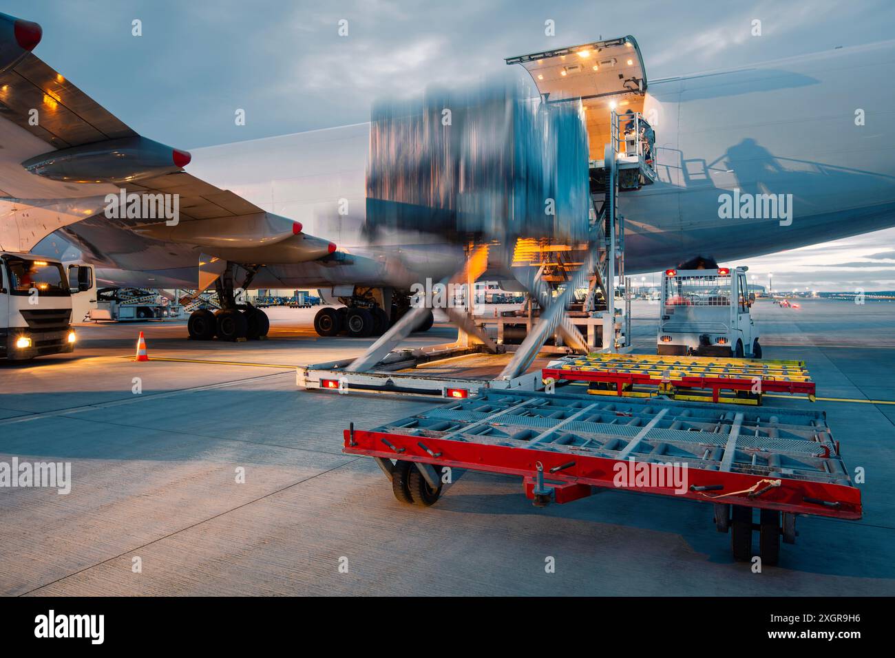 Préparation gros avion cargo avant le vol. Déchargement et chargement de conteneurs de fret à l'aéroport. Banque D'Images