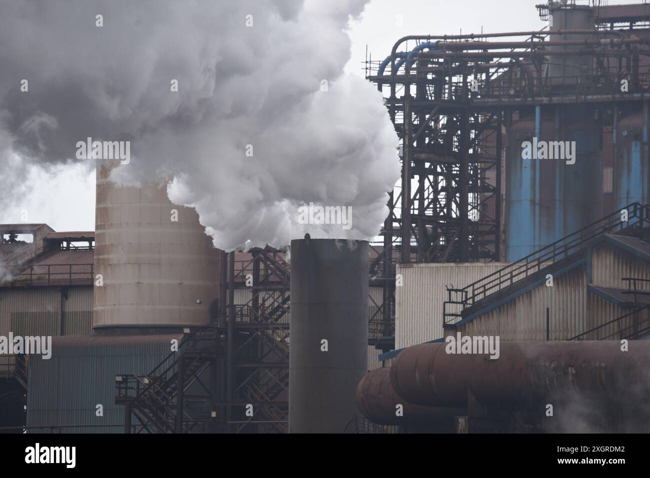 Les photos montrent Tata Steel Works, Port Talbot, un haut fourneau restant en fonctionnement à côté de celui fermé le 5 juillet 2024. Banque D'Images