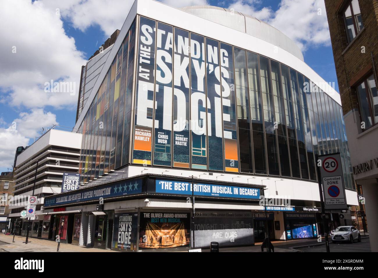 Debout à la publicité Sky's Edge devant le Gillian Lynne Theatre, Drury Lane, Londres, WC2, Angleterre, ROYAUME-UNI Banque D'Images