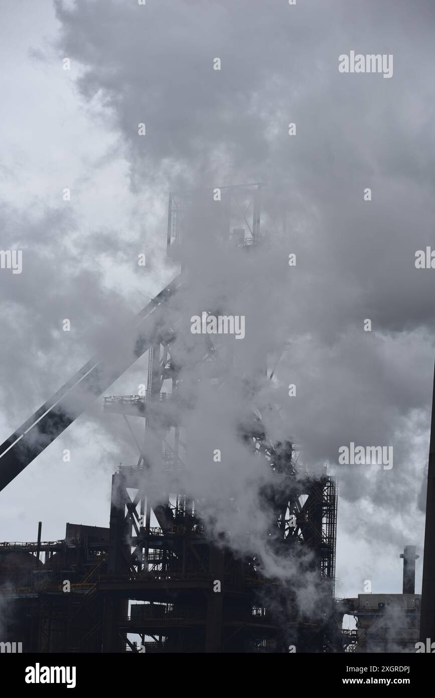 Les photos montrent Tata Steel Works, Port Talbot, un haut fourneau restant en fonctionnement à côté de celui fermé le 5 juillet 2024. Banque D'Images