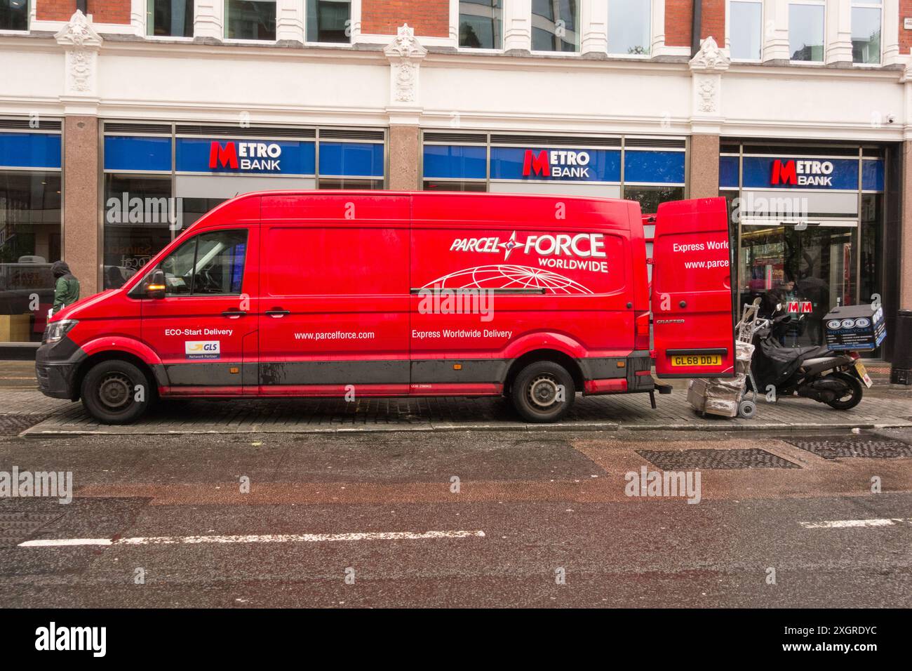 Gros plan d'un fourgon de livraison Red Parcel Force Worldwide devant une Metro Bank dans le centre de Londres, Angleterre, Royaume-Uni Banque D'Images
