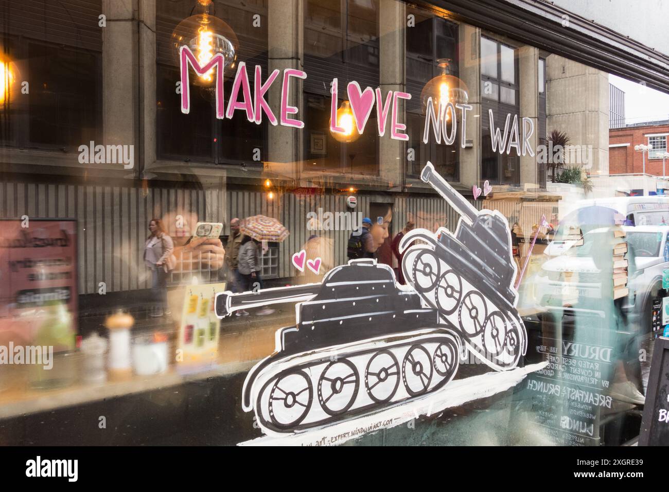 Faire l'amour pas la guerre sur la vitrine du restaurant Drury, Drury Lane, Covent Garden, Londres, WC2, Angleterre, Royaume-Uni Banque D'Images