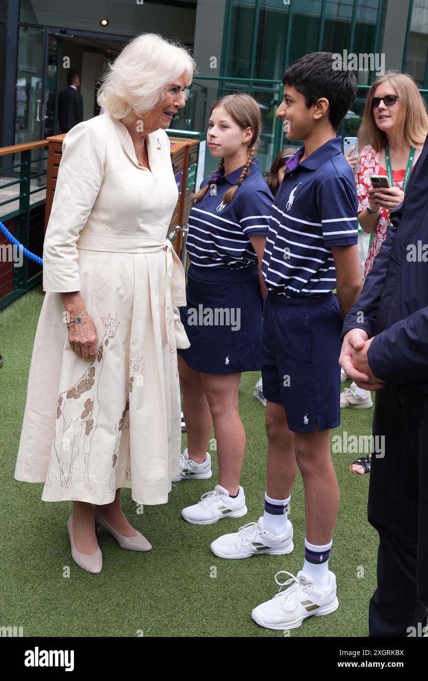 La reine Camilla rencontre Natalia de Burntwood School à Wandsworth et Yug de Harris Academy à Wimbledon lors d'une visite au All England Lawn Tennis and Croquet Club à Wimbledon, au sud-ouest de Londres, le dixième jour des Championnats de Wimbledon 2024. Date de la photo : mercredi 10 juillet 2024. Banque D'Images