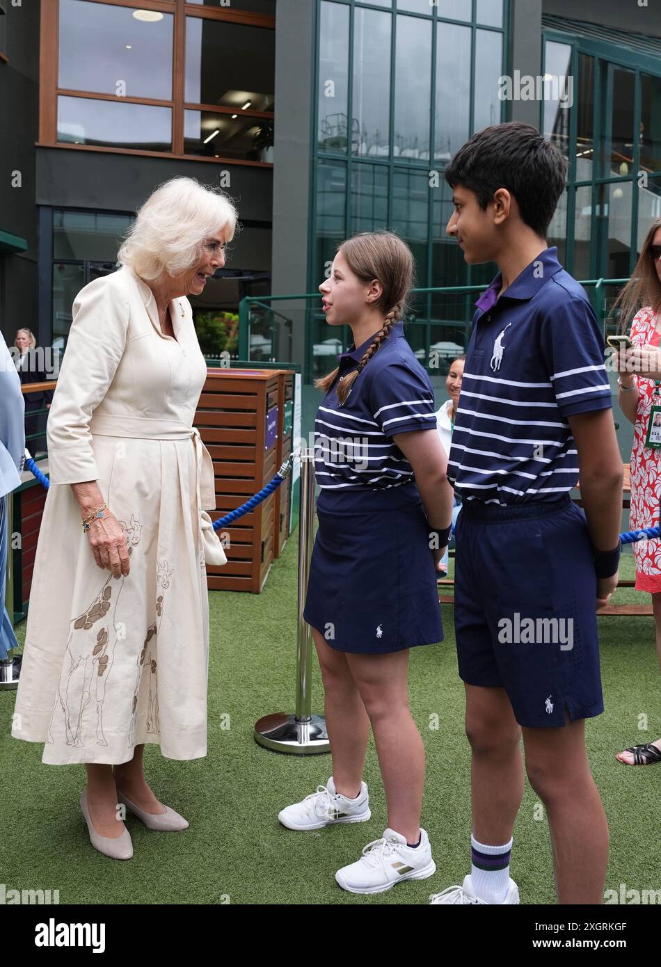 La reine Camilla rencontre Natalia de Burntwood School à Wandsworth et Yug de Harris Academy à Wimbledon lors d'une visite au All England Lawn Tennis and Croquet Club à Wimbledon, au sud-ouest de Londres, le dixième jour des Championnats de Wimbledon 2024. Date de la photo : mercredi 10 juillet 2024. Banque D'Images