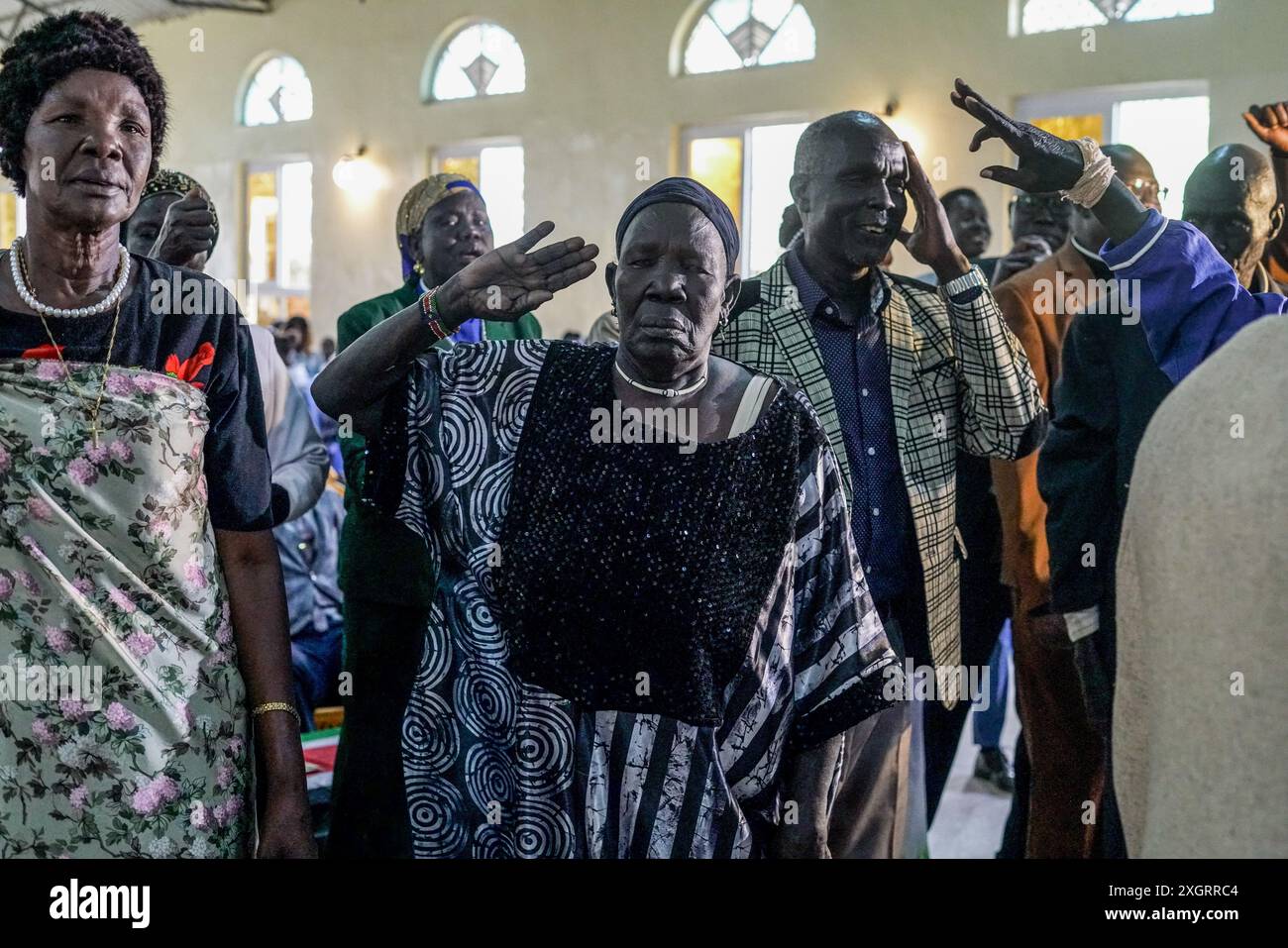 Les ressortissants sud-soudanais vivant à Nakuru saluent tout en chantant leurs chansons culturelles à l'occasion du 13e anniversaire de l'indépendance de leur pays. Des ressortissants sud-soudanais vivant à Nakuru, au Kenya, se sont rassemblés dans une église locale pour célébrer le 13e anniversaire de l'indépendance de leur pays, qu'ils ont obtenue du Soudan après des années de lutte armée par un référendum voté à une écrasante majorité en 2011, avec le Dr John Garang de Mabior comme premier président. (Photo de James Wakibia / SOPA images/SIPA USA) Banque D'Images