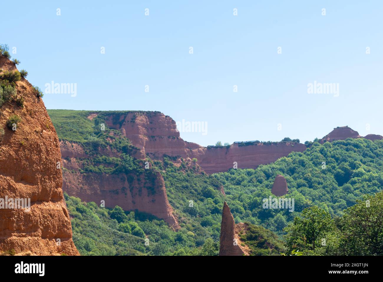 Falaise de Las Medulas couverte de végétation. Ancienne mine d'or en Espagne Banque D'Images