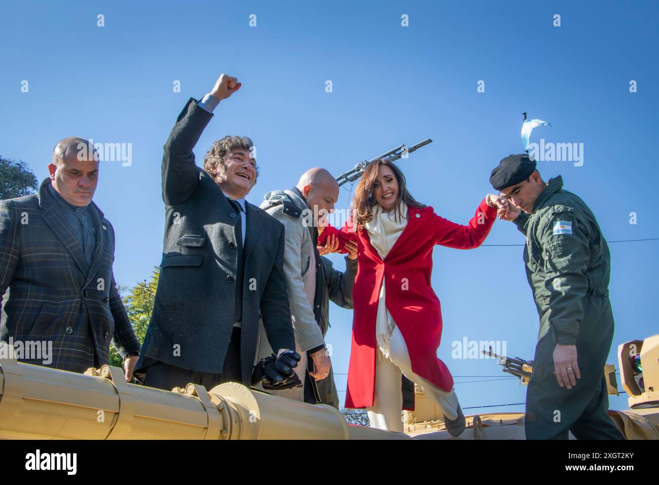 Le président Javier Milei salue la foule de l'un des chars de l'armée Argentine lors du défilé du jour de l'indépendance, tandis que la vice-présidente Victoria Villarroel est aidée par deux officiers. Dans la ville de Buenos Aires, vers 11h00, le défilé du 9 juillet, jour de la déclaration de l'indépendance de la République Argentine, a eu lieu. L'acte a été présidé par le Président Javier Milei, accompagné de ses principaux responsables. Les vétérans de la guerre des Malvinas menaient le défilé. (Photo de Rosana Alvarez Mullner / SOPA images/SIPA USA) Banque D'Images