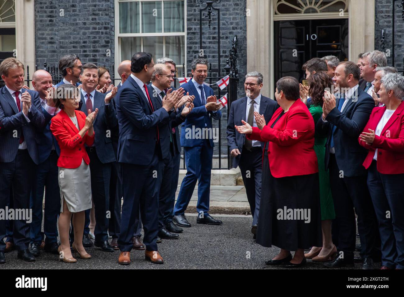 Londres, Royaume-Uni. 9 juillet 2024. Les députés travaillistes écossais, dont le leader Anas Sanwar et le leader adjoint Jackie Baillie, accueillent le premier ministre Sir Keir Starmer devant le 10 Downing Street. Le nombre de députés travaillistes écossais est passé de deux à 37 après les élections générales. Crédit : Mark Kerrison/Alamy Live News Banque D'Images