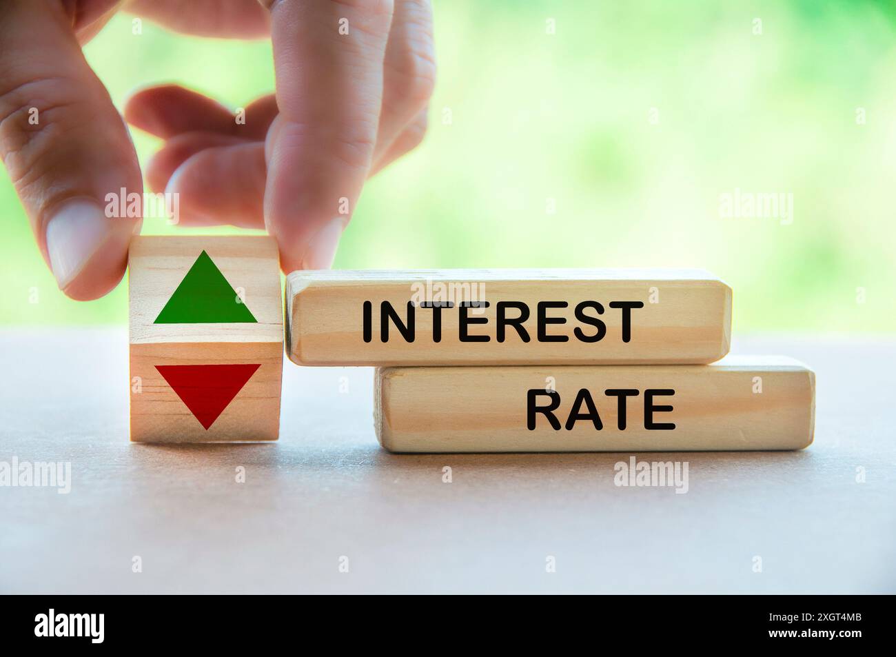 Main tournant vers le haut et vers le bas cubes en bois avec la taxe de taux d'intérêt sur les blocs de bois. Taux de rendement ou concept d'inflation. Banque D'Images