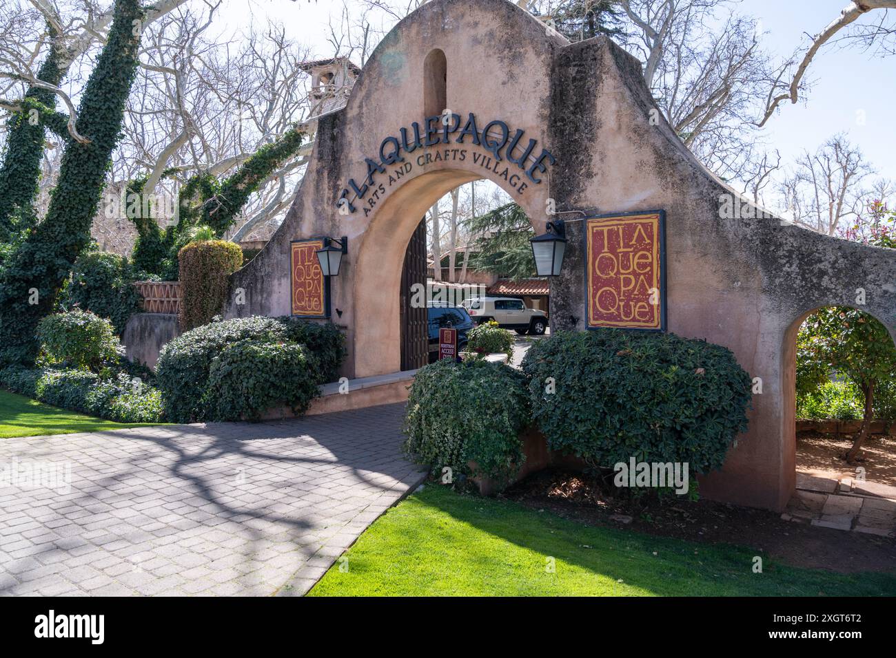 Sedona, Arizona - 10 mars 2024 : les acheteurs parcourent les galeries et les boutiques de Tlaquepaque Banque D'Images