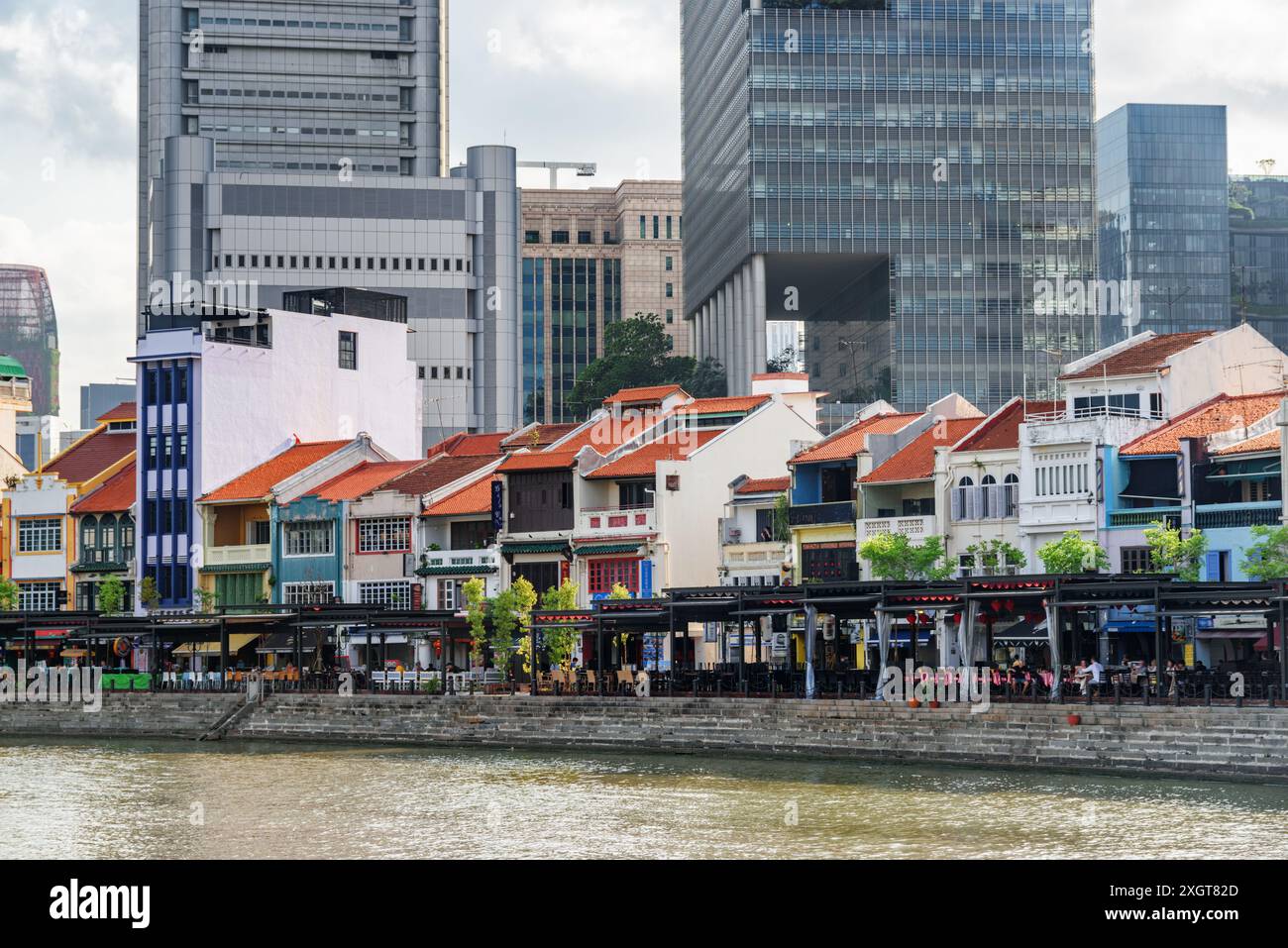 Vue imprenable sur les gratte-ciel et les vieux bâtiments traditionnels à Boat Quay à Singapour. Immeubles modernes de grande hauteur au-dessus de vieilles maisons. Banque D'Images