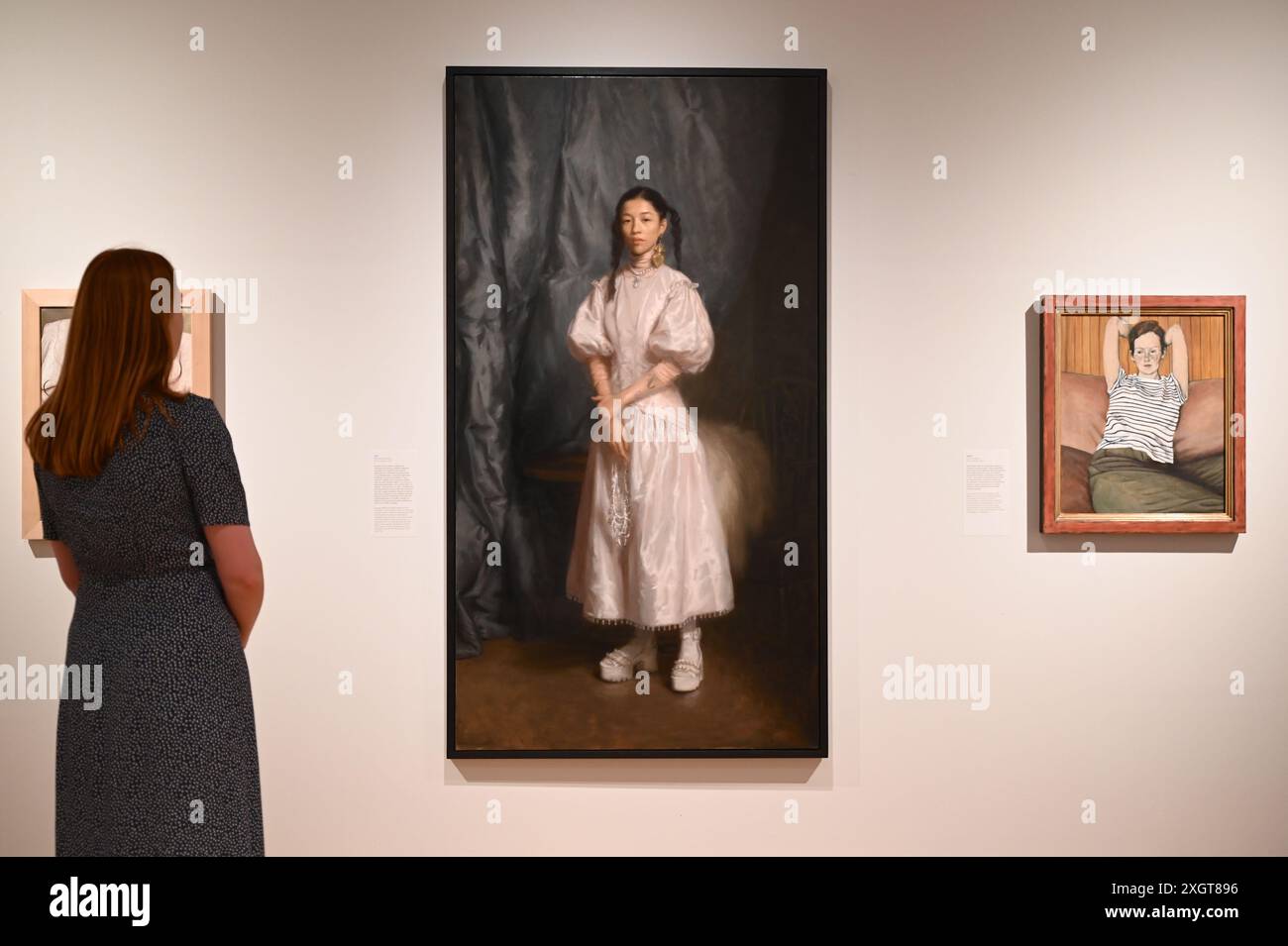 Antony Williams a annoncé comme gagnant du Herbert Smith Freehills Portrait Award 2024 le célèbre concours de peinture de la National Portrait Gallery revient pour sa quarante-deuxième année grâce au soutien du nouveau commanditaire principal, Herbert Smith Freehills. Rebecca Orcutt remporte le Young Artist Award pour son autoportrait Before It’s Ruined (or an Unalized Mean Side). L'exposition est gratuite du 11 juillet au 27 octobre 2024. Banque D'Images