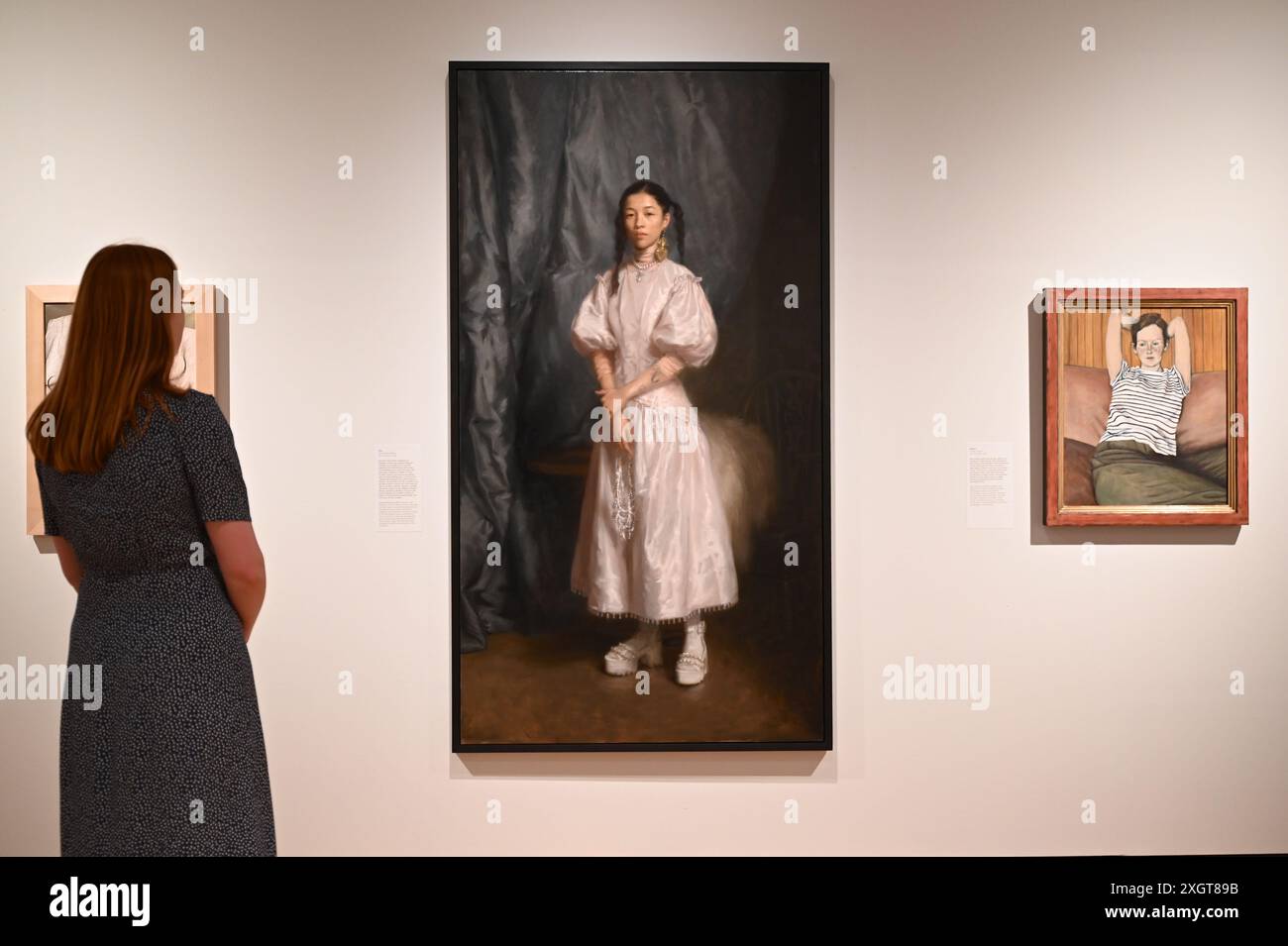 Antony Williams a annoncé comme gagnant du Herbert Smith Freehills Portrait Award 2024 le célèbre concours de peinture de la National Portrait Gallery revient pour sa quarante-deuxième année grâce au soutien du nouveau commanditaire principal, Herbert Smith Freehills. Rebecca Orcutt remporte le Young Artist Award pour son autoportrait Before It’s Ruined (or an Unalized Mean Side). L'exposition est gratuite du 11 juillet au 27 octobre 2024. Banque D'Images