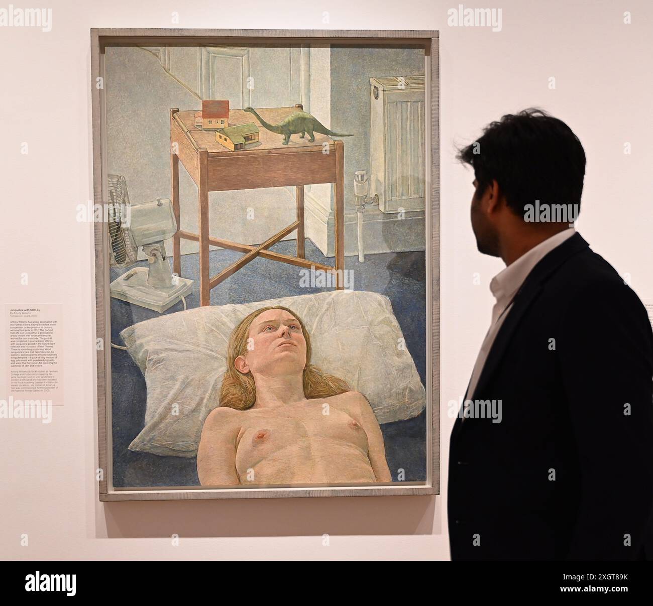 Antony Williams a annoncé comme gagnant du Herbert Smith Freehills Portrait Award 2024 le célèbre concours de peinture de la National Portrait Gallery revient pour sa quarante-deuxième année grâce au soutien du nouveau commanditaire principal, Herbert Smith Freehills. Rebecca Orcutt remporte le Young Artist Award pour son autoportrait Before It’s Ruined (or an Unalized Mean Side). L'exposition est gratuite du 11 juillet au 27 octobre 2024. Banque D'Images