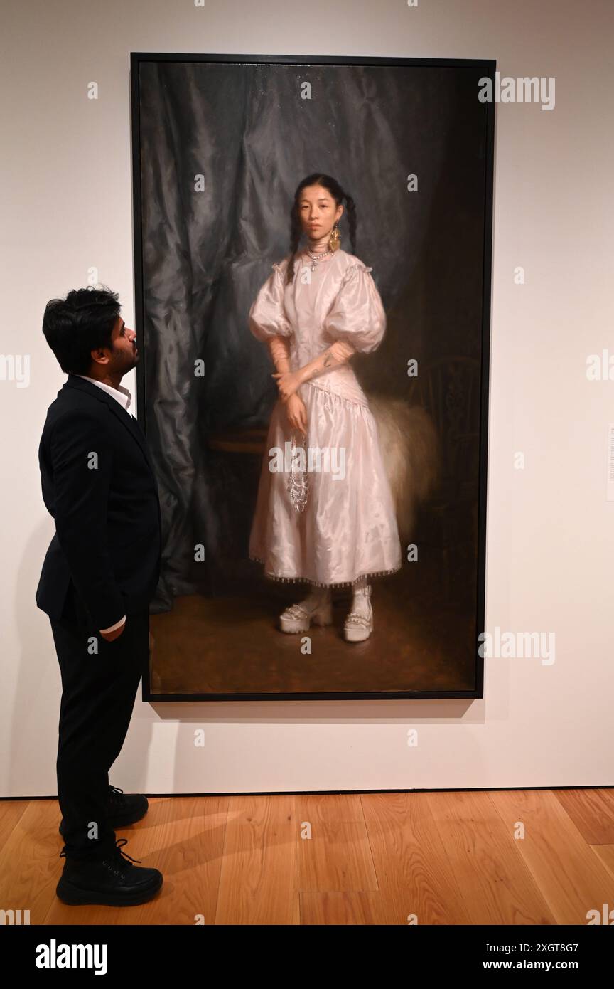 Antony Williams a annoncé comme gagnant du Herbert Smith Freehills Portrait Award 2024 le célèbre concours de peinture de la National Portrait Gallery revient pour sa quarante-deuxième année grâce au soutien du nouveau commanditaire principal, Herbert Smith Freehills. Rebecca Orcutt remporte le Young Artist Award pour son autoportrait Before It’s Ruined (or an Unalized Mean Side). L'exposition est gratuite du 11 juillet au 27 octobre 2024. Banque D'Images