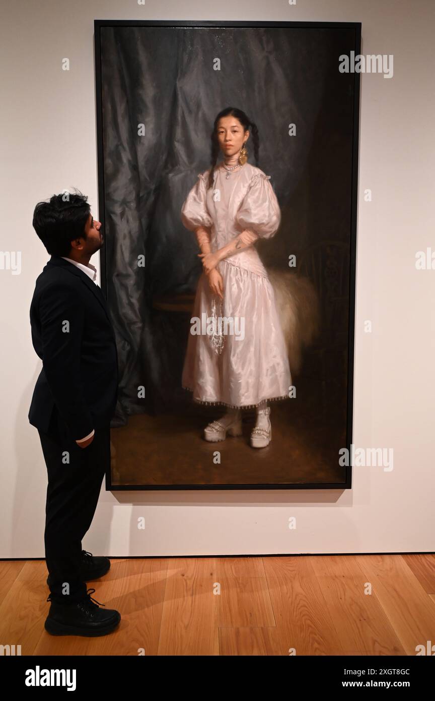 Antony Williams a annoncé comme gagnant du Herbert Smith Freehills Portrait Award 2024 le célèbre concours de peinture de la National Portrait Gallery revient pour sa quarante-deuxième année grâce au soutien du nouveau commanditaire principal, Herbert Smith Freehills. Rebecca Orcutt remporte le Young Artist Award pour son autoportrait Before It’s Ruined (or an Unalized Mean Side). L'exposition est gratuite du 11 juillet au 27 octobre 2024. Banque D'Images