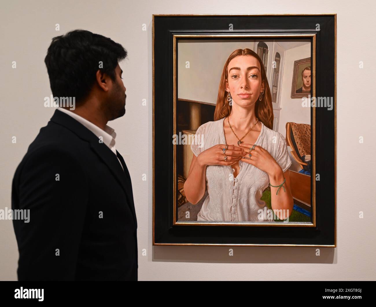 Antony Williams a annoncé comme gagnant du Herbert Smith Freehills Portrait Award 2024 le célèbre concours de peinture de la National Portrait Gallery revient pour sa quarante-deuxième année grâce au soutien du nouveau commanditaire principal, Herbert Smith Freehills. Rebecca Orcutt remporte le Young Artist Award pour son autoportrait Before It’s Ruined (or an Unalized Mean Side). L'exposition est gratuite du 11 juillet au 27 octobre 2024. Banque D'Images