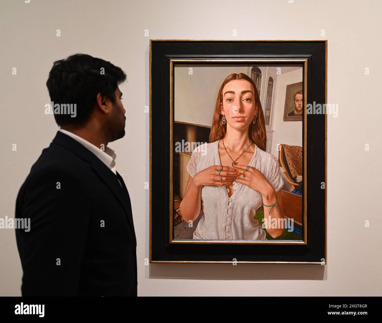 Antony Williams a annoncé comme gagnant du Herbert Smith Freehills Portrait Award 2024 le célèbre concours de peinture de la National Portrait Gallery revient pour sa quarante-deuxième année grâce au soutien du nouveau commanditaire principal, Herbert Smith Freehills. Rebecca Orcutt remporte le Young Artist Award pour son autoportrait Before It’s Ruined (or an Unalized Mean Side). L'exposition est gratuite du 11 juillet au 27 octobre 2024. Banque D'Images