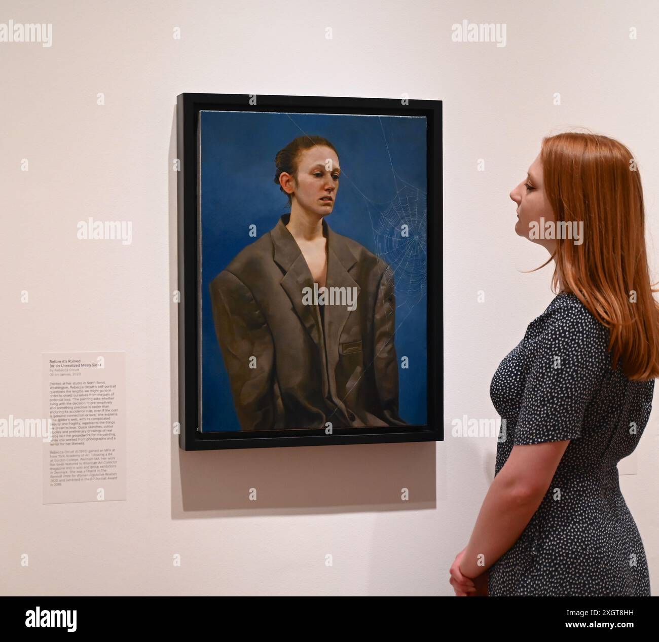 Antony Williams a annoncé comme gagnant du Herbert Smith Freehills Portrait Award 2024 le célèbre concours de peinture de la National Portrait Gallery revient pour sa quarante-deuxième année grâce au soutien du nouveau commanditaire principal, Herbert Smith Freehills. Rebecca Orcutt remporte le Young Artist Award pour son autoportrait Before It’s Ruined (or an Unalized Mean Side). L'exposition est gratuite du 11 juillet au 27 octobre 2024. Banque D'Images