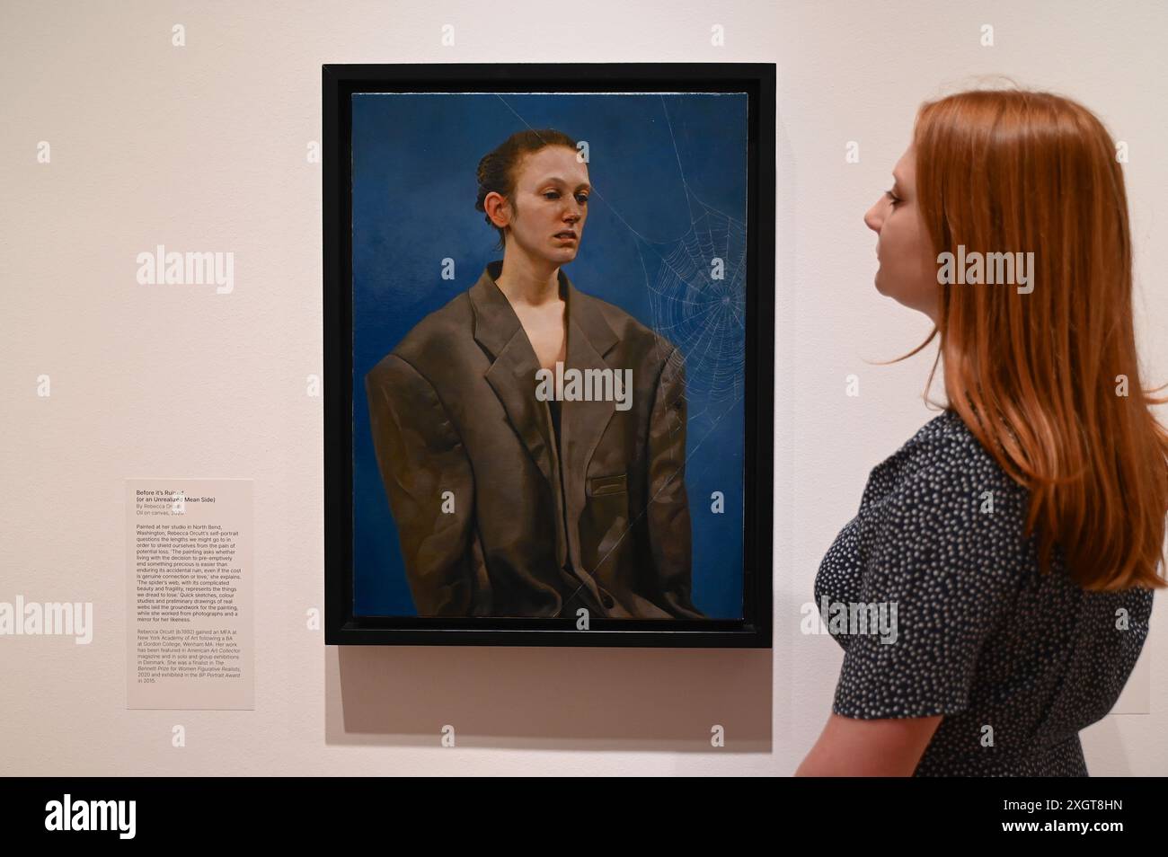 Antony Williams a annoncé comme gagnant du Herbert Smith Freehills Portrait Award 2024 le célèbre concours de peinture de la National Portrait Gallery revient pour sa quarante-deuxième année grâce au soutien du nouveau commanditaire principal, Herbert Smith Freehills. Rebecca Orcutt remporte le Young Artist Award pour son autoportrait Before It’s Ruined (or an Unalized Mean Side). L'exposition est gratuite du 11 juillet au 27 octobre 2024. Banque D'Images