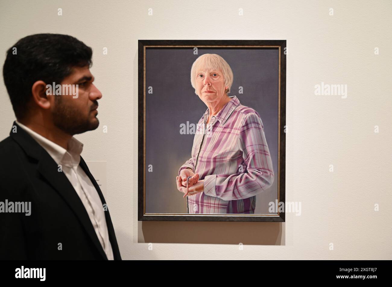 Antony Williams a annoncé comme gagnant du Herbert Smith Freehills Portrait Award 2024 le célèbre concours de peinture de la National Portrait Gallery revient pour sa quarante-deuxième année grâce au soutien du nouveau commanditaire principal, Herbert Smith Freehills. Rebecca Orcutt remporte le Young Artist Award pour son autoportrait Before It’s Ruined (or an Unalized Mean Side). L'exposition est gratuite du 11 juillet au 27 octobre 2024. Banque D'Images