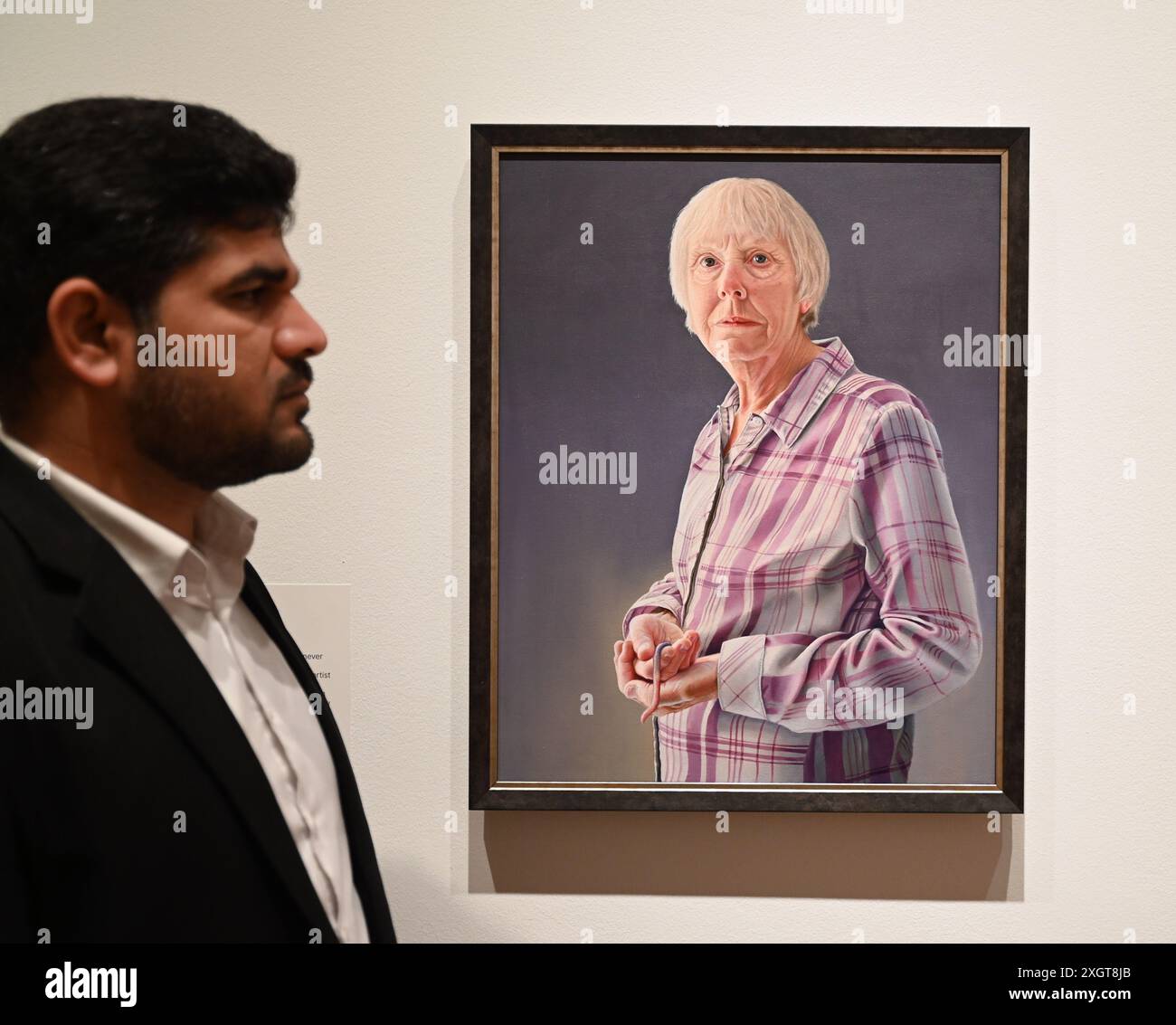 Antony Williams a annoncé comme gagnant du Herbert Smith Freehills Portrait Award 2024 le célèbre concours de peinture de la National Portrait Gallery revient pour sa quarante-deuxième année grâce au soutien du nouveau commanditaire principal, Herbert Smith Freehills. Rebecca Orcutt remporte le Young Artist Award pour son autoportrait Before It’s Ruined (or an Unalized Mean Side). L'exposition est gratuite du 11 juillet au 27 octobre 2024. Banque D'Images