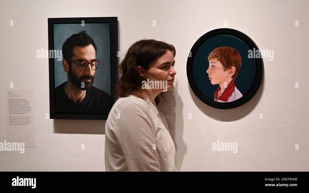 Antony Williams a annoncé comme gagnant du Herbert Smith Freehills Portrait Award 2024 le célèbre concours de peinture de la National Portrait Gallery revient pour sa quarante-deuxième année grâce au soutien du nouveau commanditaire principal, Herbert Smith Freehills. Rebecca Orcutt remporte le Young Artist Award pour son autoportrait Before It’s Ruined (or an Unalized Mean Side). L'exposition est gratuite du 11 juillet au 27 octobre 2024. Banque D'Images