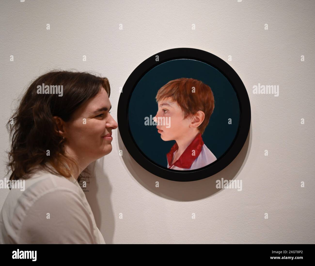 Antony Williams a annoncé comme gagnant du Herbert Smith Freehills Portrait Award 2024 le célèbre concours de peinture de la National Portrait Gallery revient pour sa quarante-deuxième année grâce au soutien du nouveau commanditaire principal, Herbert Smith Freehills. Rebecca Orcutt remporte le Young Artist Award pour son autoportrait Before It’s Ruined (or an Unalized Mean Side). L'exposition est gratuite du 11 juillet au 27 octobre 2024. Banque D'Images