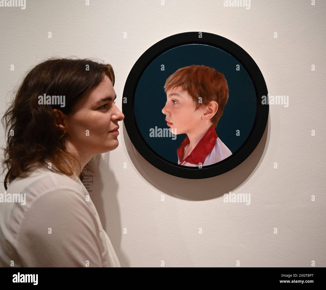 Antony Williams a annoncé comme gagnant du Herbert Smith Freehills Portrait Award 2024 le célèbre concours de peinture de la National Portrait Gallery revient pour sa quarante-deuxième année grâce au soutien du nouveau commanditaire principal, Herbert Smith Freehills. Rebecca Orcutt remporte le Young Artist Award pour son autoportrait Before It’s Ruined (or an Unalized Mean Side). L'exposition est gratuite du 11 juillet au 27 octobre 2024. Banque D'Images