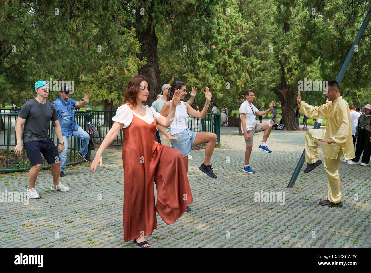 (240710) -- PÉKIN, 10 juillet 2024 (Xinhua) -- les touristes d'Italie pratiquent le Tai Chi au parc Tiantan (Temple du ciel) à Pékin, capitale de la Chine, le 9 juillet 2024. Actuellement, les ressortissants étrangers de 54 pays sont admissibles aux politiques de transit sans visa de 72/144 heures qui sont en vigueur dans 38 ports dans 18 régions provinciales à travers la Chine. La Chine a enregistré 14,64 millions de voyages entrants effectués par des étrangers au cours du premier semestre de cette année, en hausse de 152,7 pour cent en glissement annuel, suite aux mesures introduites depuis janvier, a annoncé l’Administration nationale de l’immigration (NIA) le 5 juillet. Accordin Banque D'Images