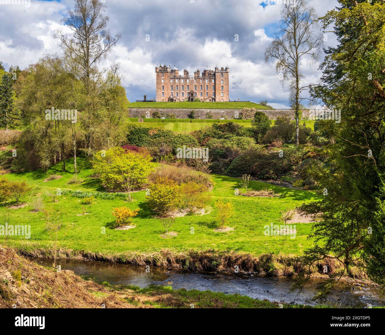 Vue de l'élévation sud du château de Drumlanrig depuis Marr Burn - Château et jardins de Drumlanrig près de Thornhill à Dumfries et Galloway, Écosse, Royaume-Uni Banque D'Images