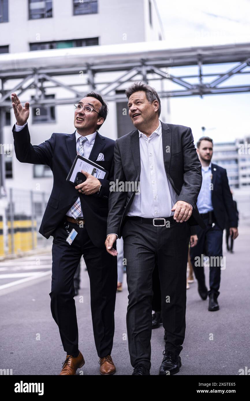 Der Bundesminister fuer Wirtschaft und Klimaschutz Robert Habeck Buendnis 90/ Die Gruenen auf Sommerreise durch Deutschland. Hier à Ingelheim, 08.07.2024 beim Besuch des Boehringer Ingelheim Werks Fotografiert im Auftrag des BMWK Ingelheim Deutschland *** le ministre fédéral de l'économie et de la protection du climat Robert Habeck Buendnis 90 Die Gruenen en tournée d'été en Allemagne ici à Ingelheim, 08 07 2024 lors d'une visite à l'usine Boehringer Ingelheim photographiée pour le compte de BMWK Ingelheim Allemagne Copyright : xDominikxButzmannxBMWKxphotothek.dex Banque D'Images